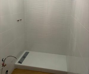 Ancienne salle de bain avant rénovation à Marseille avec douche vétuste et revêtements anciens