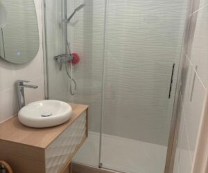 Douche à l’italienne en cours de rénovation à Marseille avec receveur extra-plat et carrelage mural