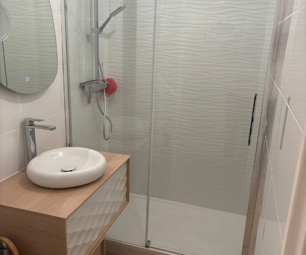 Douche à l’italienne en cours de rénovation à Marseille avec receveur extra-plat et carrelage mural