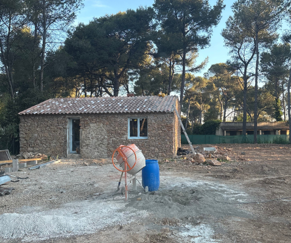 Construction en pierre naturelle avec toiture en cours – maçonnerie traditionnelle