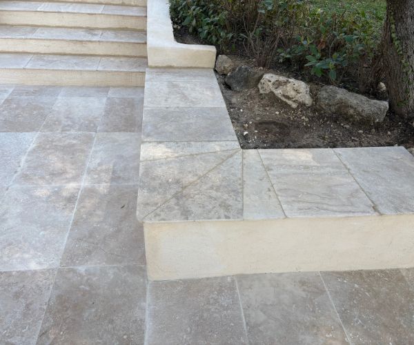 Escalier extérieur en travertin avec finitions d’angles précises