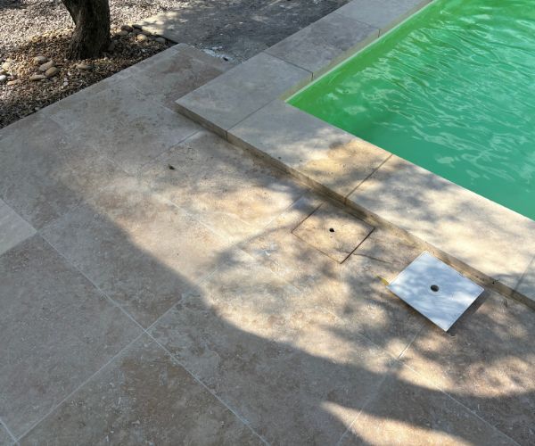 Margelles de piscine en travertin avec finitions soignées