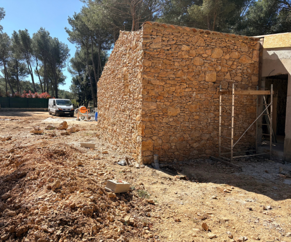 Façade en pierre naturelle réalisée en maçonnerie traditionnelle en Provence
