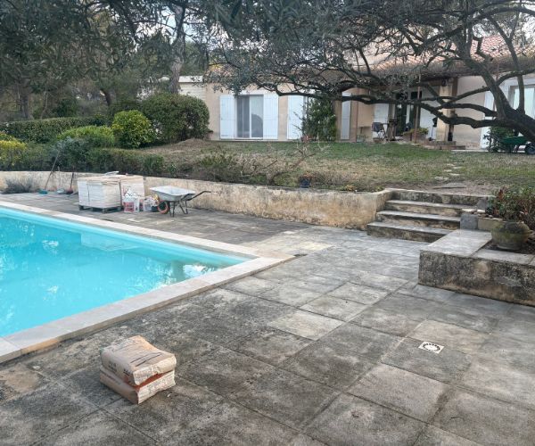 Terrasse de piscine avant rénovation avec ancien carrelage extérieur à Marseille