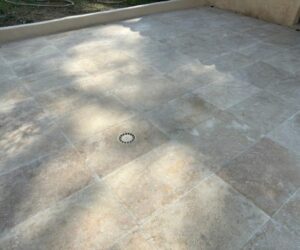 Terrasse en travertin avec système d’évacuation d’eau intégré