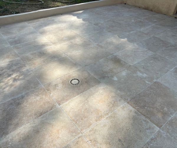 Terrasse en travertin avec système d’évacuation d’eau intégré