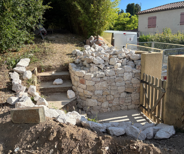 Avant chantier de construction d'un mur de soutènement avec escalier en pierre de carrière calcaire de Chateauneuf-lès-Martigues.
