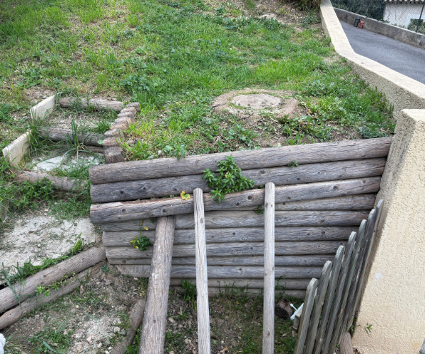 Terrain en pente avant la construction d'un mur de soutènement en pierre de carrière de Châteauneuf-les-Martigues.